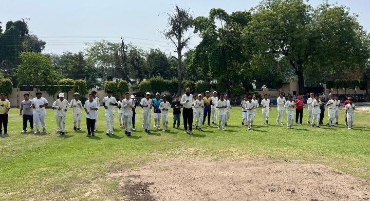 बच्चों का कराई कैचिंग प्रैक्टिस
