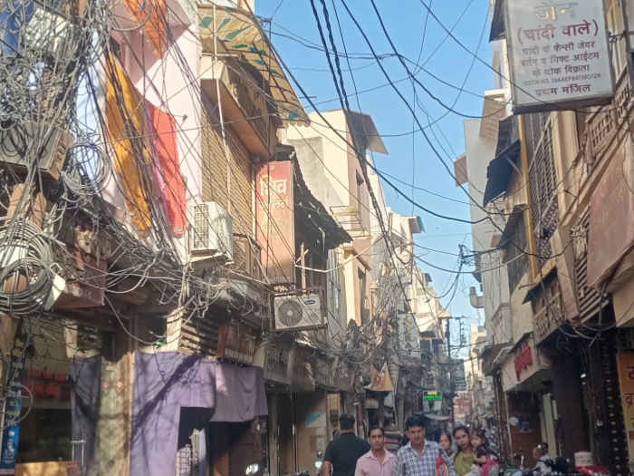 शहर सराफा में सिर पर झूल रही मौत