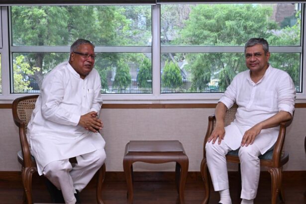 रेल मंत्री से मिले पूर्व सांसद