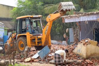 लालकुर्ती गोविंद प्लाजा पर JCB की आहट