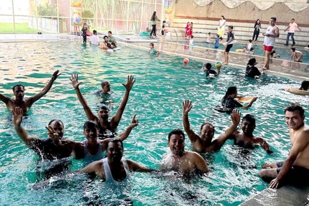 पूल पार्टी में जमकर मस्ती