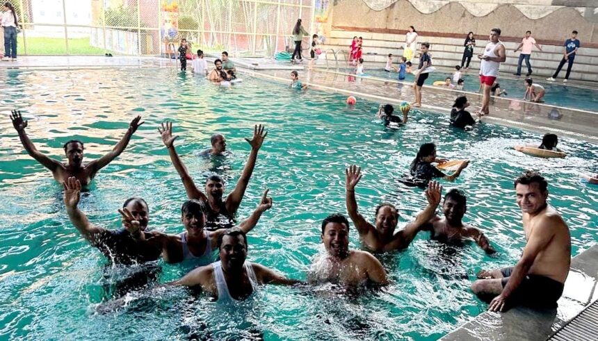 पूल पार्टी में जमकर मस्ती