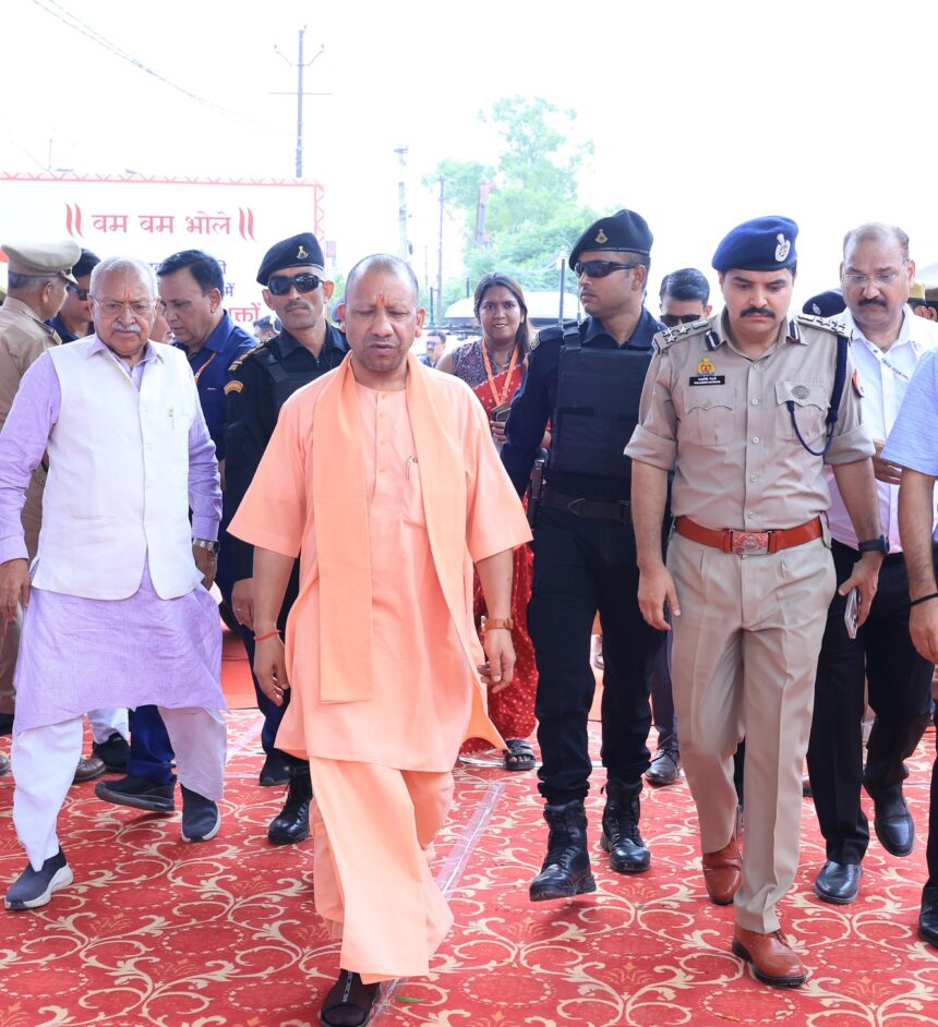 CM योगी के साथ DIG
