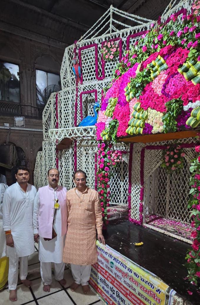 बिहारी जी पहुंचे पिता पुत्र