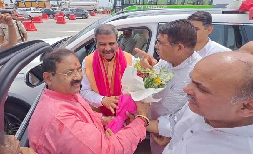 धर्मेन्द्र प्रधान का स्वागत