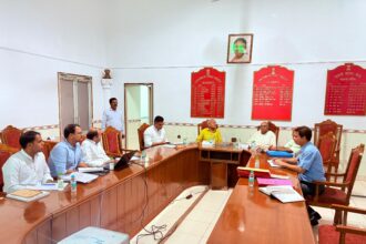 कैंट बोर्ड में कंसल्टेंट का प्रेजेंटेशन