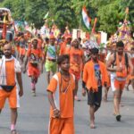 कांवड़िया के वेष में पुलिस वाले