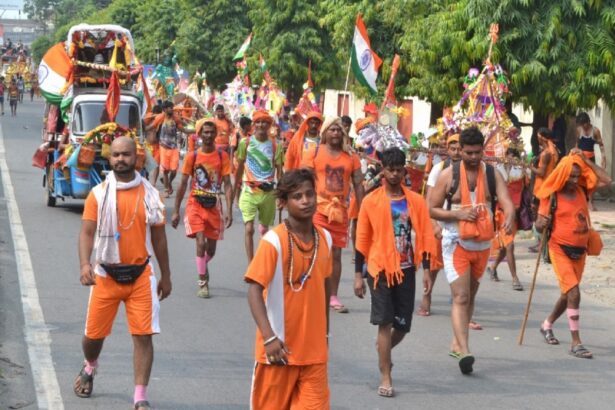 कांवड़िया के वेष में पुलिस वाले