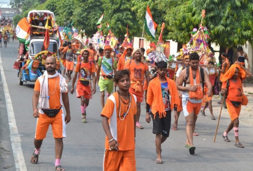 कांवड़िया के वेष में पुलिस वाले