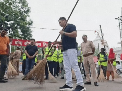 सीईओ कैंट ने लगायी झाडू