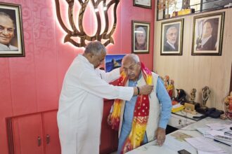 इनका नाम डा. लक्ष्मीकांत वाजपेयी है