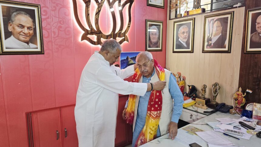 इनका नाम डा. लक्ष्मीकांत वाजपेयी है