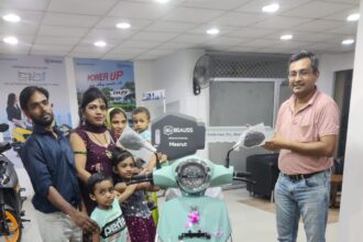 बहनों को शगुन में स्कूटी