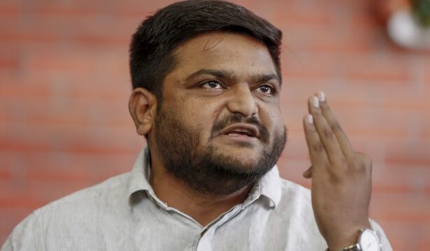 हार्दिक पटेल के बगावती सुर