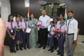 बच्चाें ने डीएम को बांधी राखी