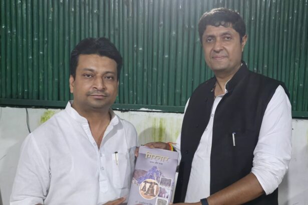 सांसद को दी गिरनार पुस्तक