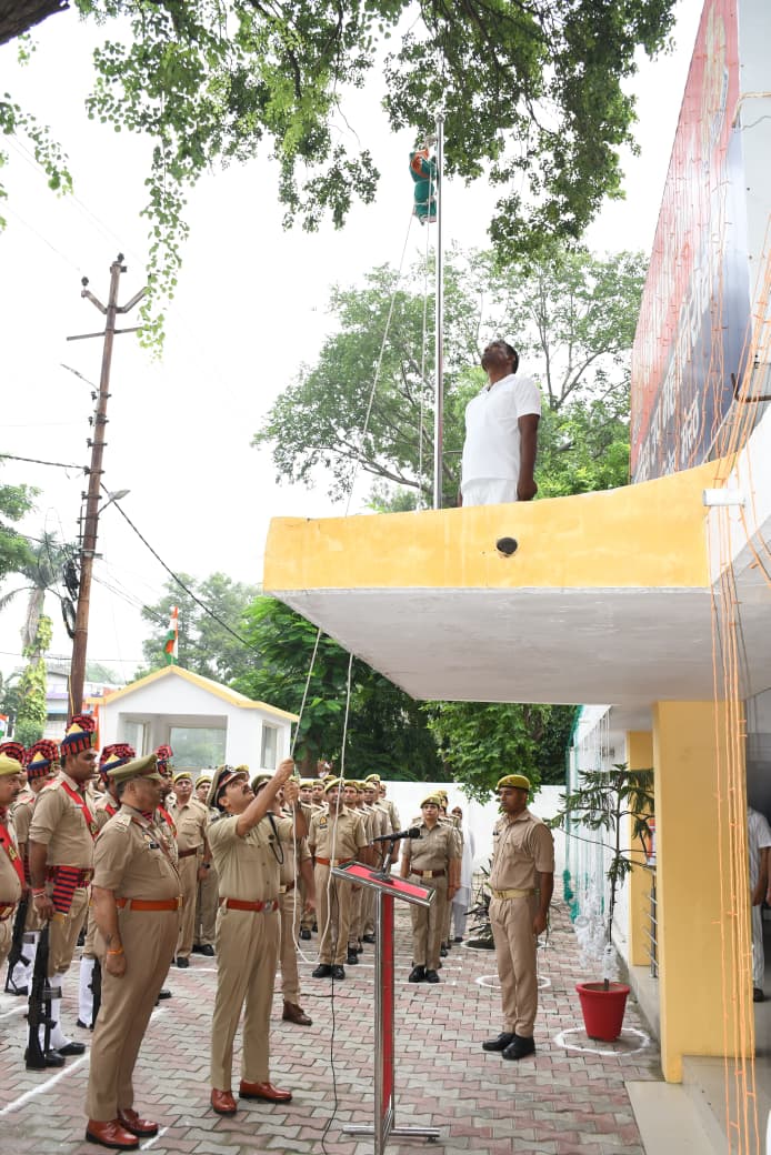 DIG रेंज ने फहराया तिरंगा