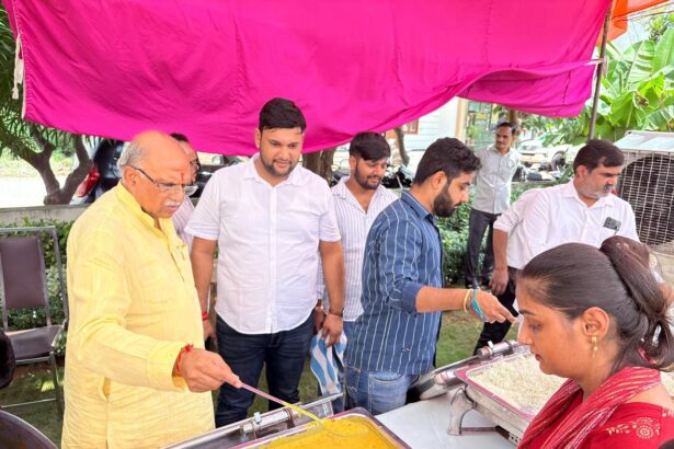 परिवार संग की पूजा अर्चना