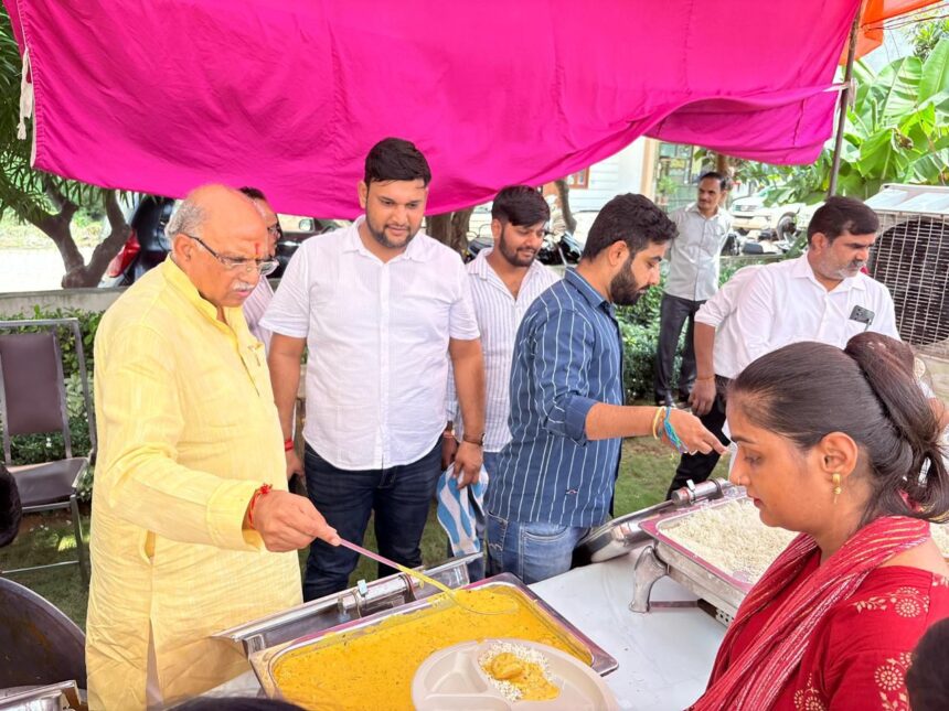 परिवार संग की पूजा अर्चना
