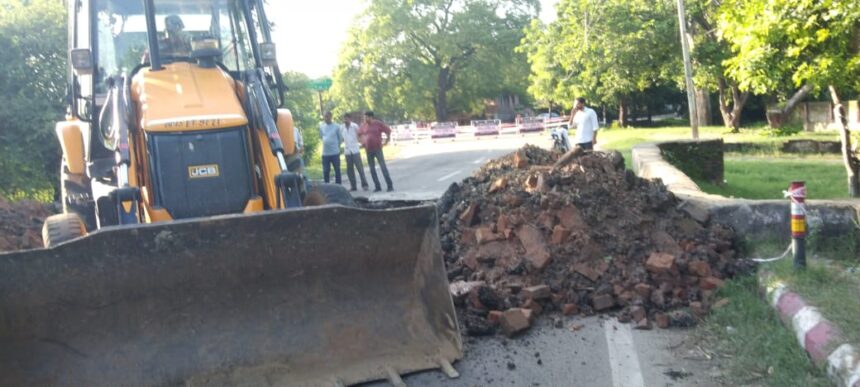 रास्ता ब्लॉक आर्मी तैनात