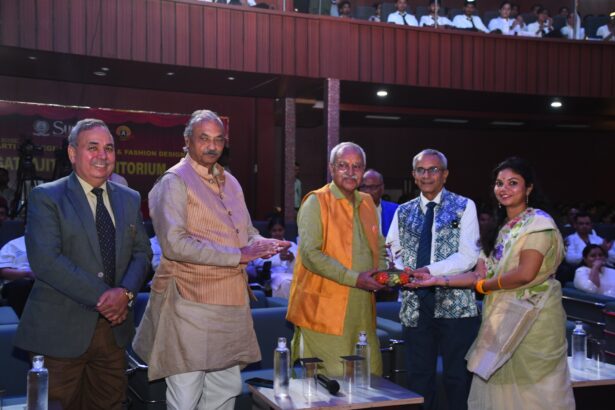 सनातन न्यास याेग ध्यान में डा. वाजपेयी
