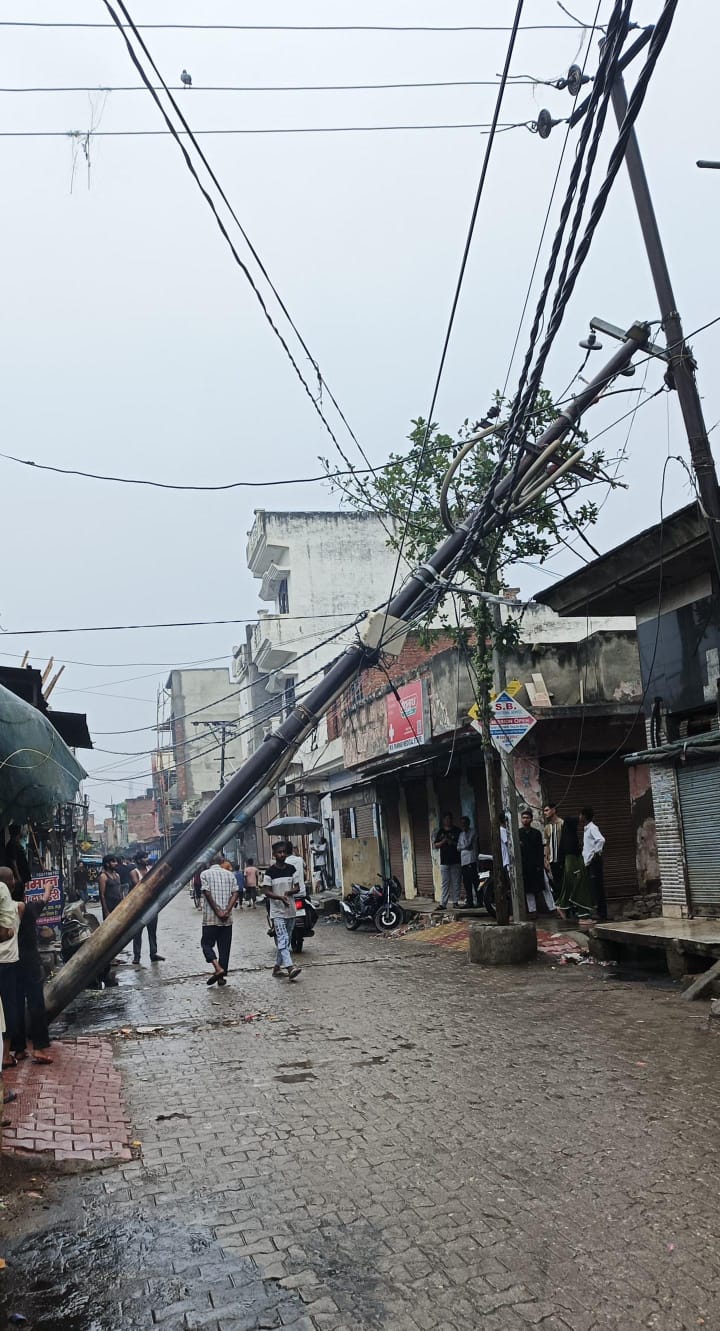बारिश ने हिला दी बिजली की चूले