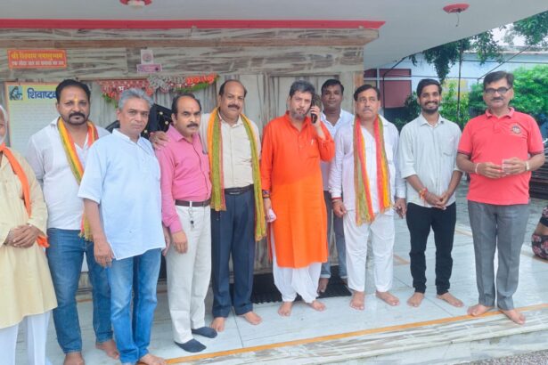 युवा ब्राह्मण पहुंचे मंदिर