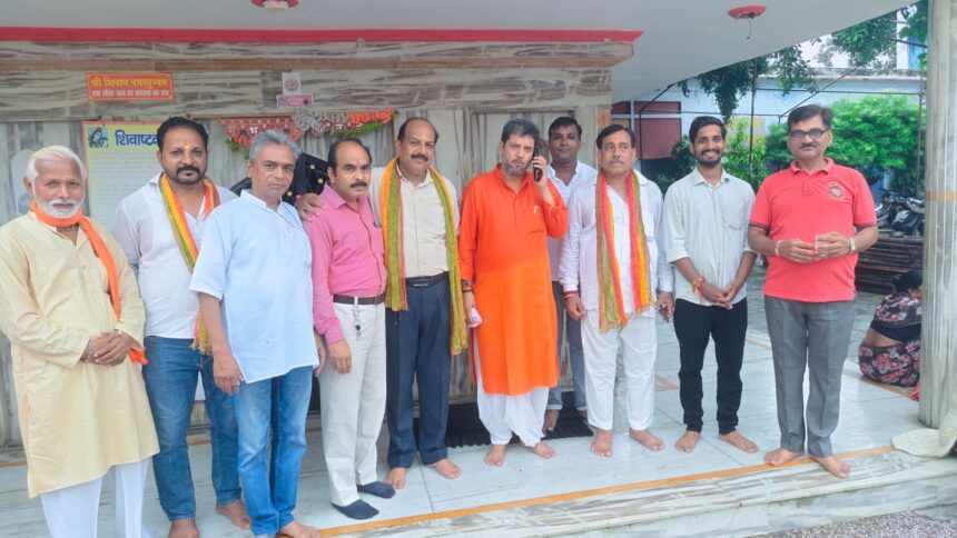 युवा ब्राह्मण पहुंचे मंदिर