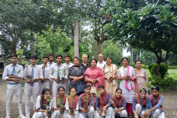 बेटियों का एक पौधा मां के नाम"