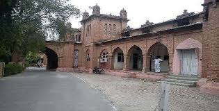 मठाधीश ऊर्दू लिपिक सब पर भारी