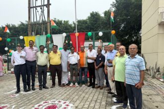 कोर्ट यार्ड में फहराया तिरंगा