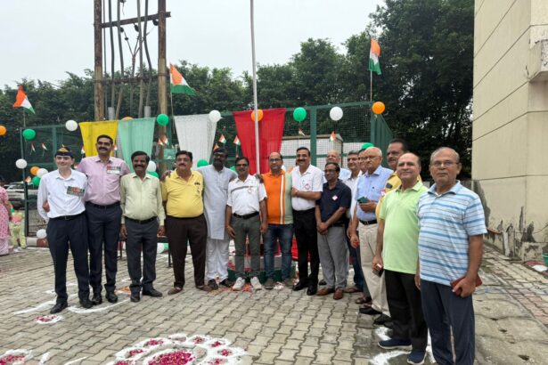 कोर्ट यार्ड में फहराया तिरंगा