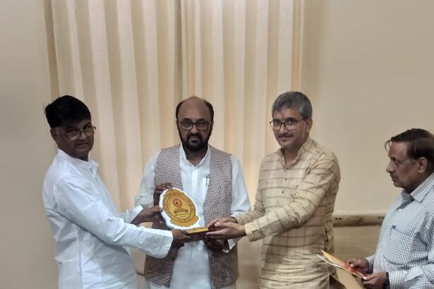उच्च शिक्षा मंत्री को ज्ञापन