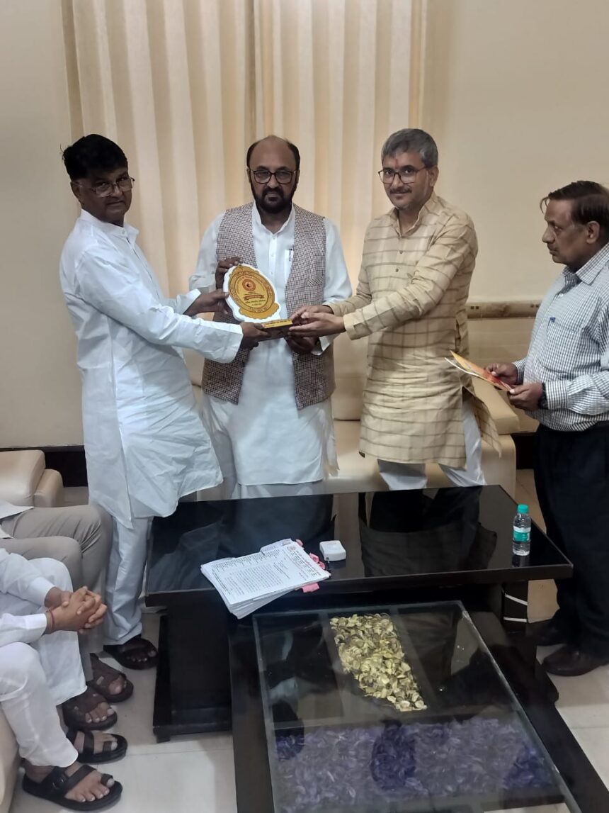 उच्च शिक्षा मंत्री को ज्ञापन