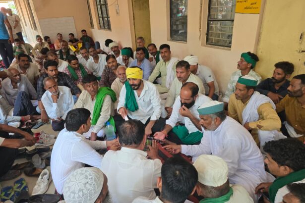 किसानों ने घेरी मेरठ तहसील