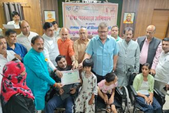 भाजपा नेताओं ने बांटे दिव्यांगों को उपकरण
