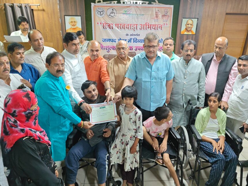 भाजपा नेताओं ने बांटे दिव्यांगों को उपकरण
