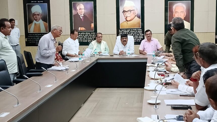 समिति की बैठक में शामिल हुए एमएलसी