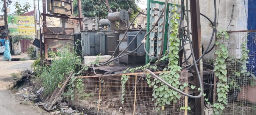 सड़क किनारे झांक रही मौत