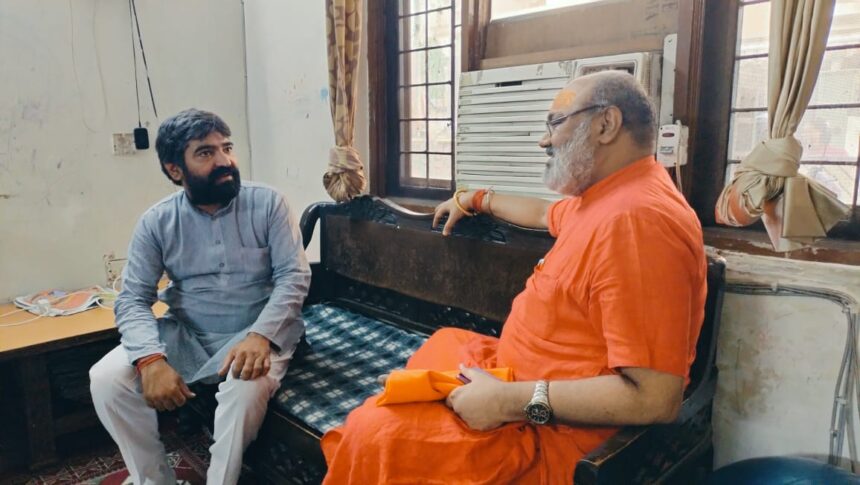 सचिन के आवास पर पहुंचे यति महाराज