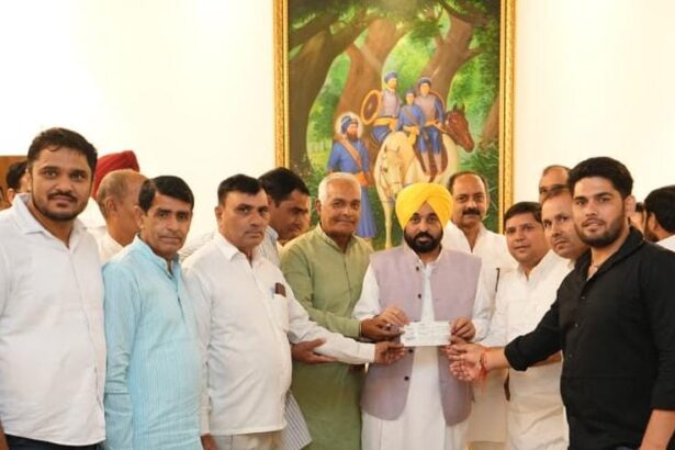 पंजाब के सीएम को सौंपा किसानों का चेक
