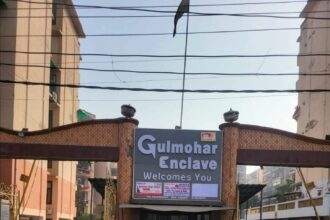 गुलमोहर के सदस्यों की नादिरशाही क्यों