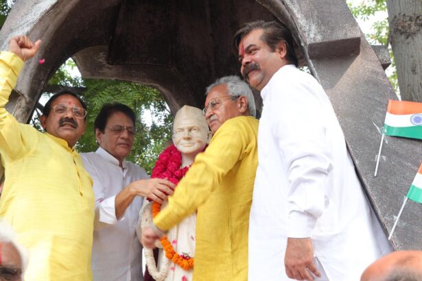 शास्त्री जी प्रतिमा पर किया माल्यार्पण