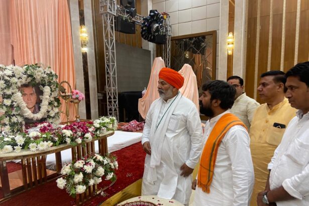 सभी दलों के नेता पहुंचे नमन करने