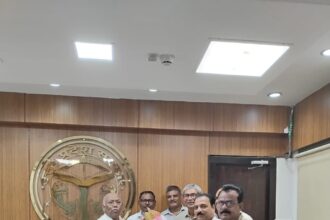 स्वास्थ्य अधिकारियों को दिया मांग पत्र