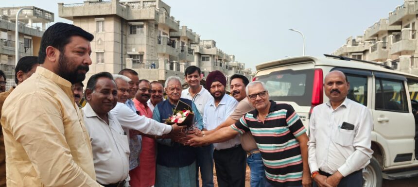 डा. वाजपेयी का किया अभिनंदन