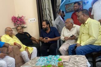 सत्यम रस्तौगी के घर पहुंचे कैंट विधायक