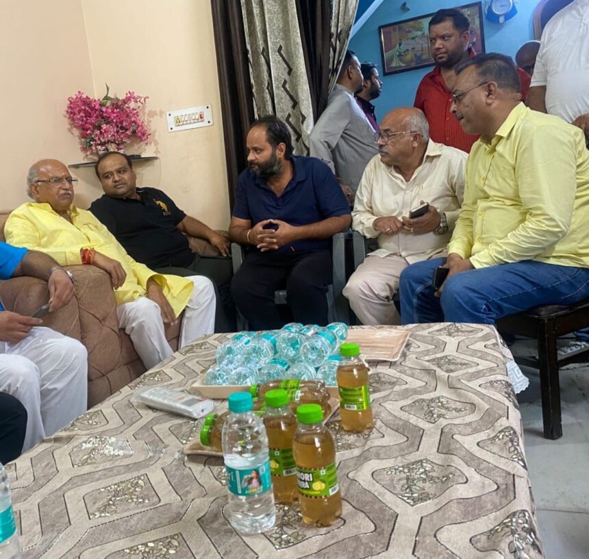 सत्यम रस्तौगी के घर पहुंचे कैंट विधायक