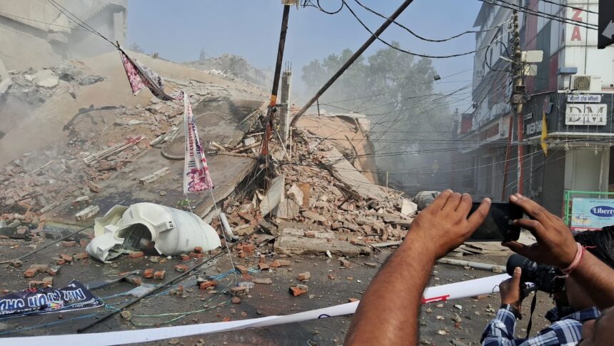 कब्र की मानिंद नजर आता है कांप्लैक्स