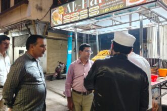 अचानक मीट की दुकानों पर पहुंचे अफसर